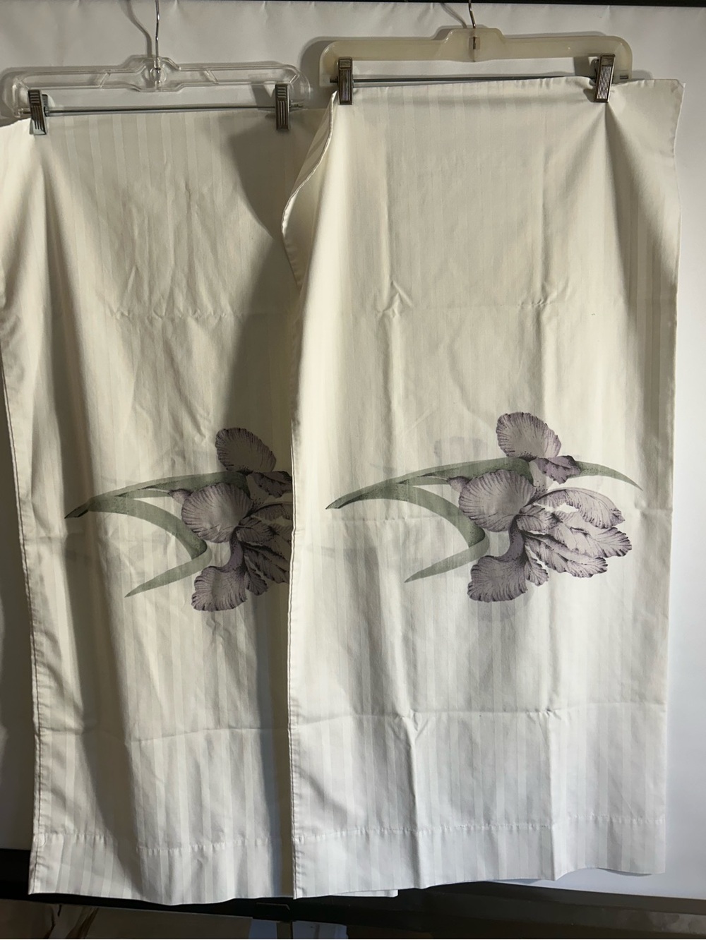 MARTEX NO IRON PERCALE KING PILLOW CASES PURPLE IRIS DESIGN ON WHITE STRIPED